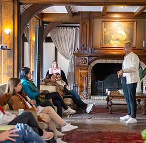 Encontro com palestrante em sala reservada
