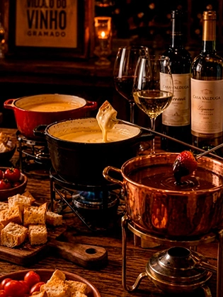 Jantar com fondue reservado com palestrantes
