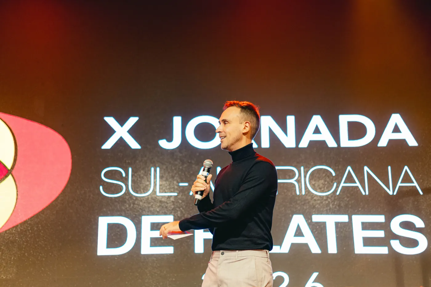 Apresentador no palco da X Jornada Sul-Americana de Pilates