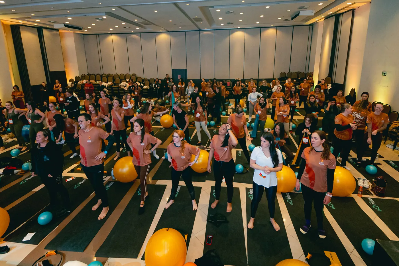 Mat class em sala cheia com bolas e faixas